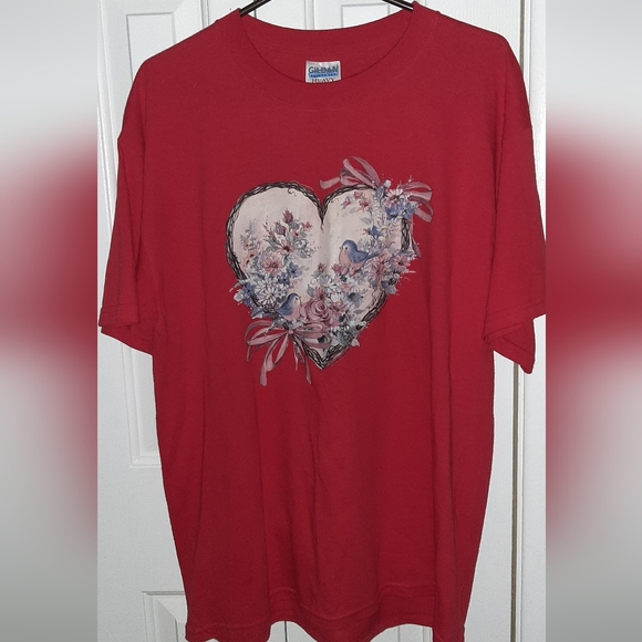 Gildan Tops - Red Tee Size Large * Vine Heart, Birds, Flowers On Front